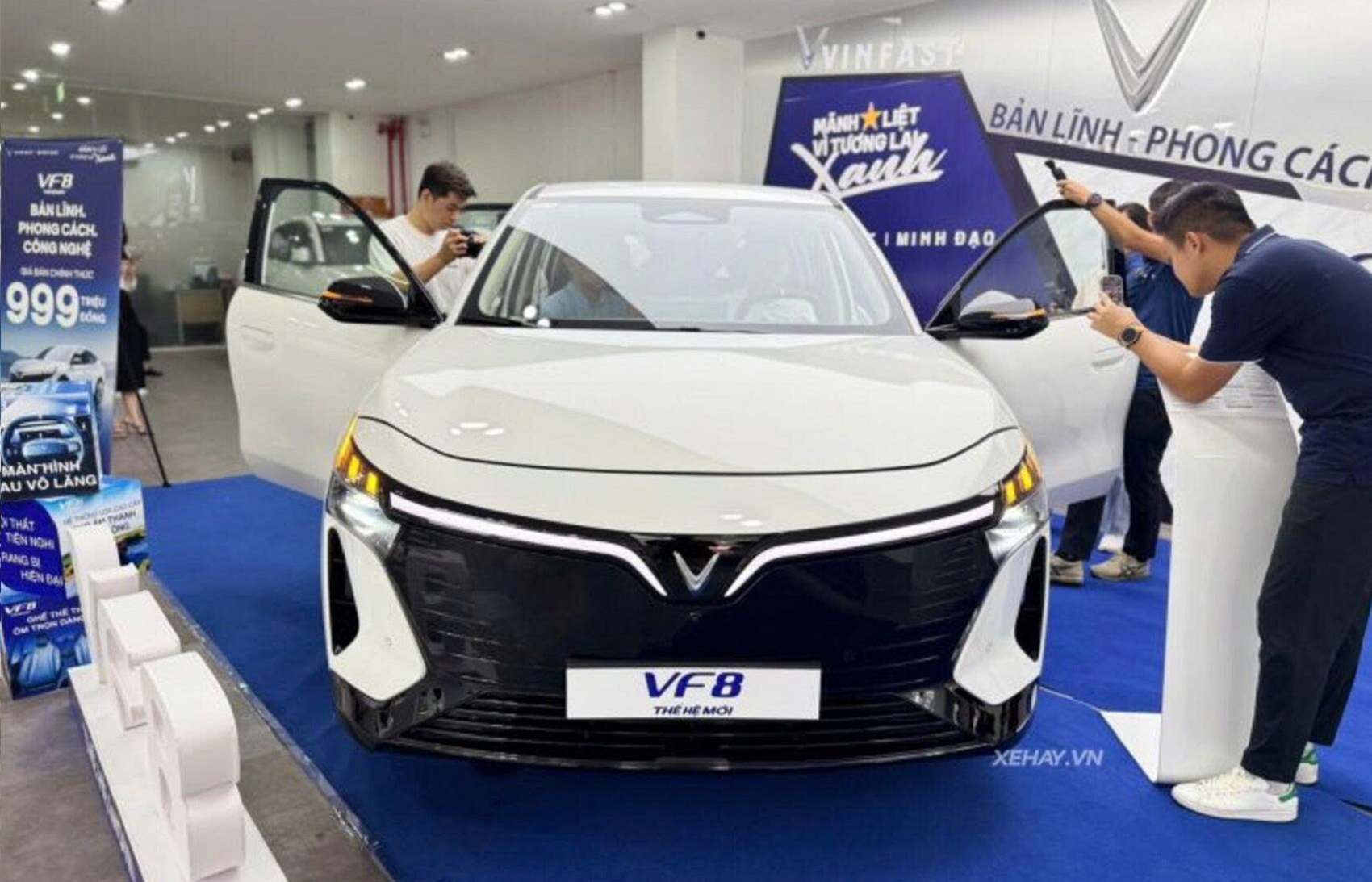 Thực tế VinFast VF 8 thế hệ mới giá 999 triệu đồng vừa "cập bến" đại lý: Diện mạo trẻ trung, nâng cấp khung gầm