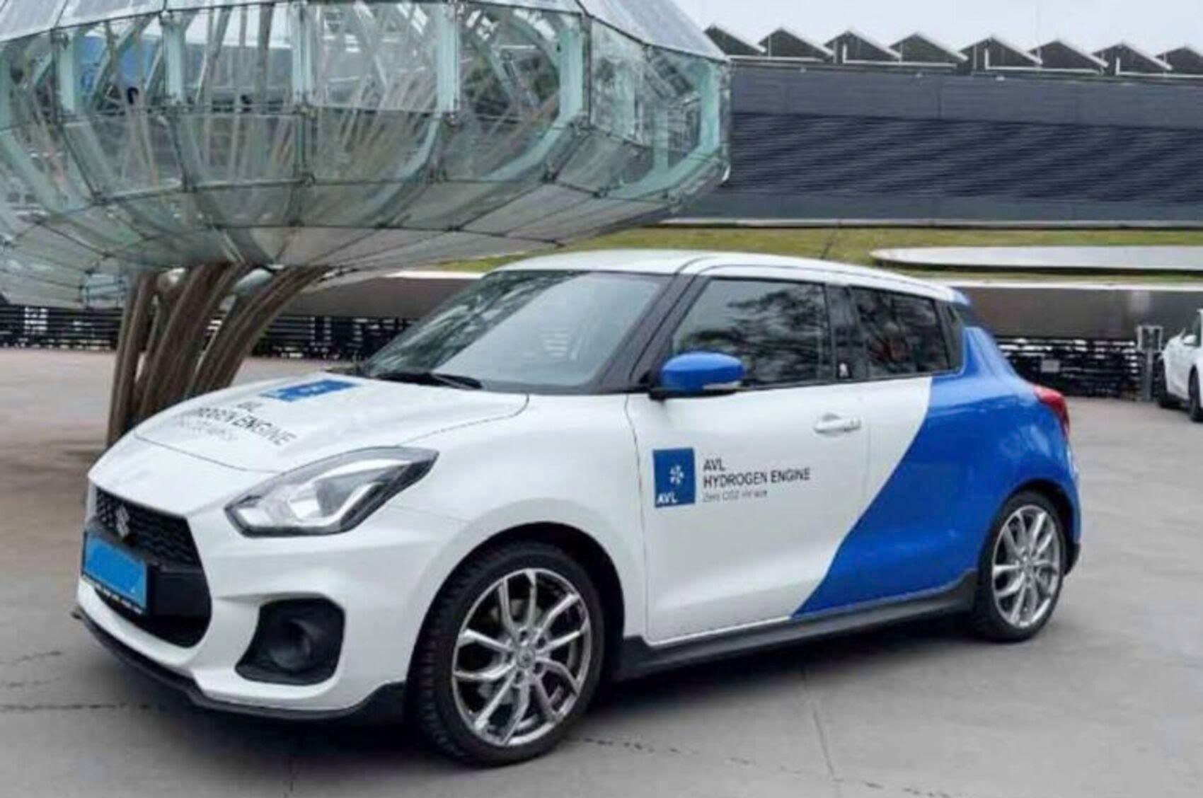 Suzuki Swift trình làng bản động cơ hydro: Hiệu suất mạnh như máy xăng, dễ bảo trì