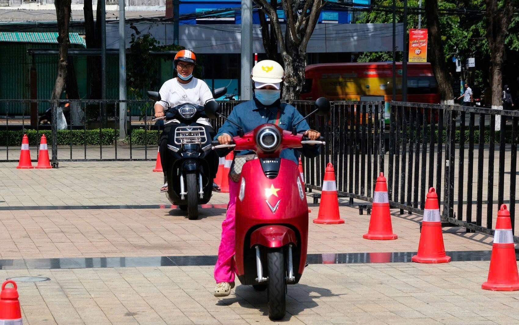 Người dân Cần Thơ hào hứng “đổi xăng lấy điện”, xe đổi pin trở thành tâm điểm “chốt đơn”