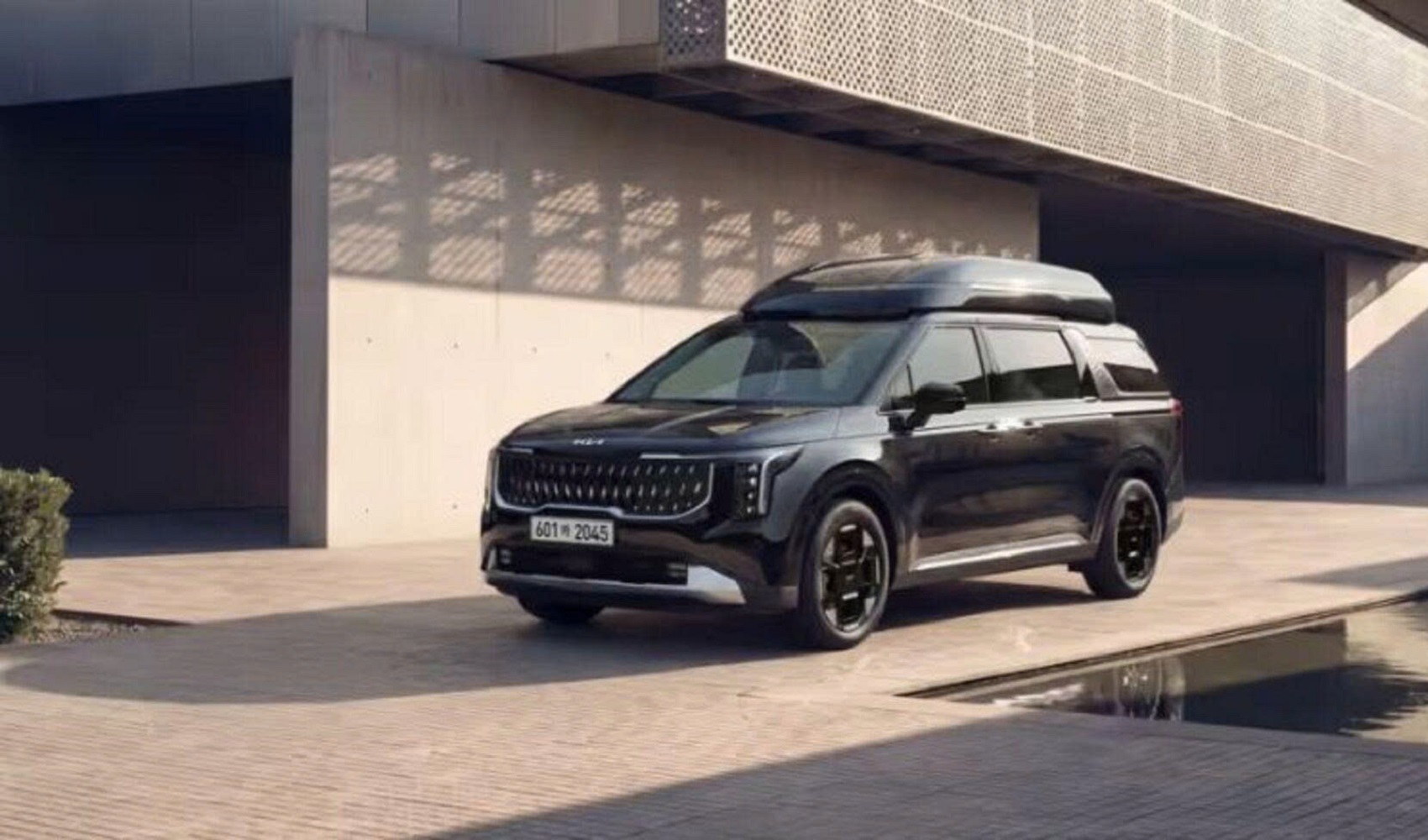 KIA Carnival High Roof ra mắt: Nóc xe nâng cao 270 mm, thêm bản hybrid tiết kiệm nhiên liệu