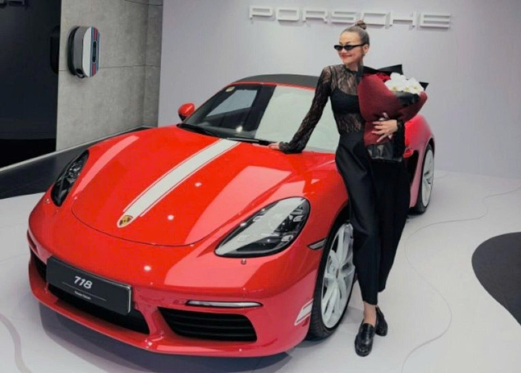 Siêu mẫu Thanh Hằng bổ sung Porsche 718 Boxster vào garage, siêu xe mui trần giá hơn 5 tỷ đồng