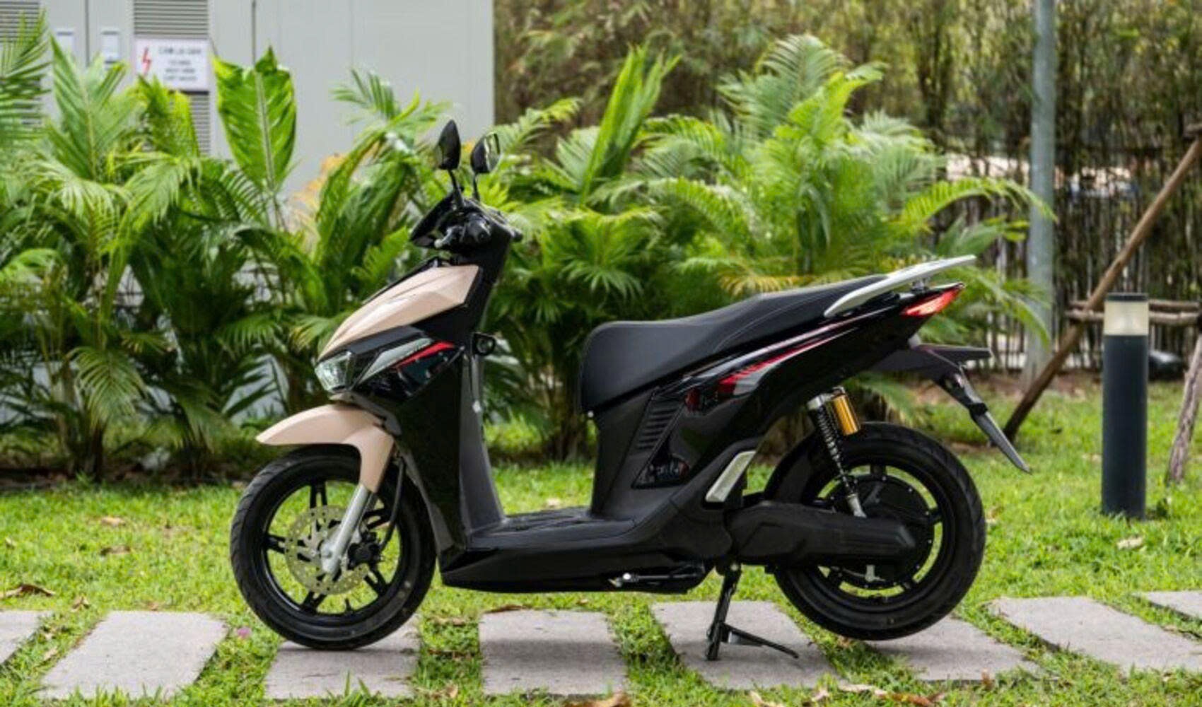 VinFast Viper ghi điểm với dân đô thị: Đẹp dáng, nhẹ chi phí, đổi pin tiện
