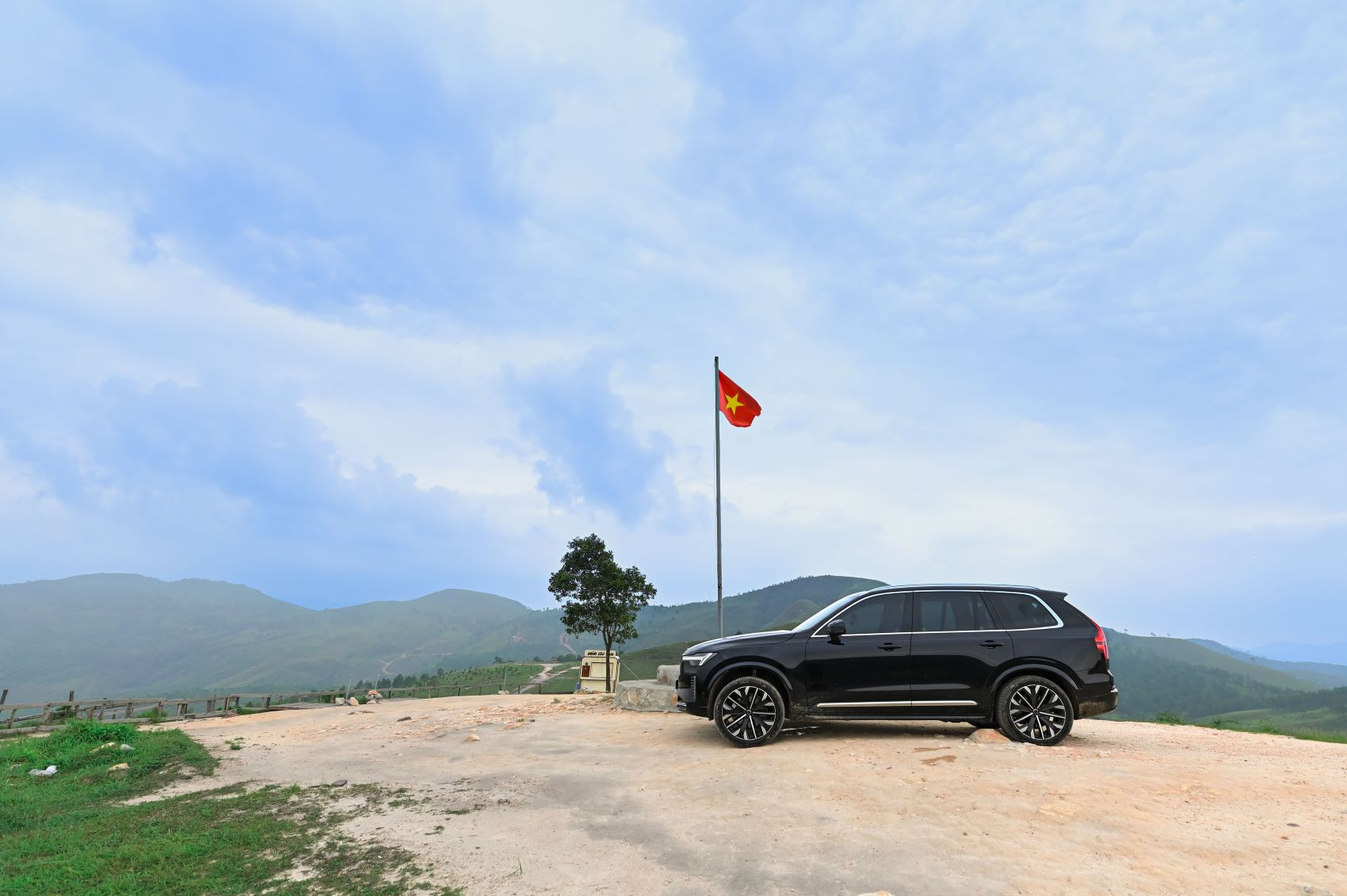 Volvo XC90 Ultra B5 2026: Từ phố thị nhàn tênh đến cung đường đá hộc trên đỉnh Phượng Hoàng