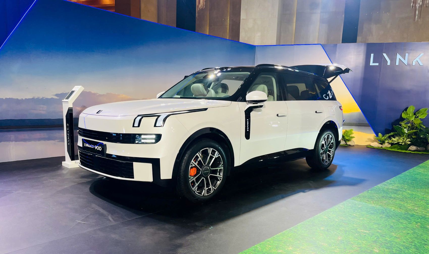 Lynk & Co 900 ra mắt Việt Nam giá hơn 3 tỷ đồng, sở hữu hệ truyền động PHEV 708 mã lực