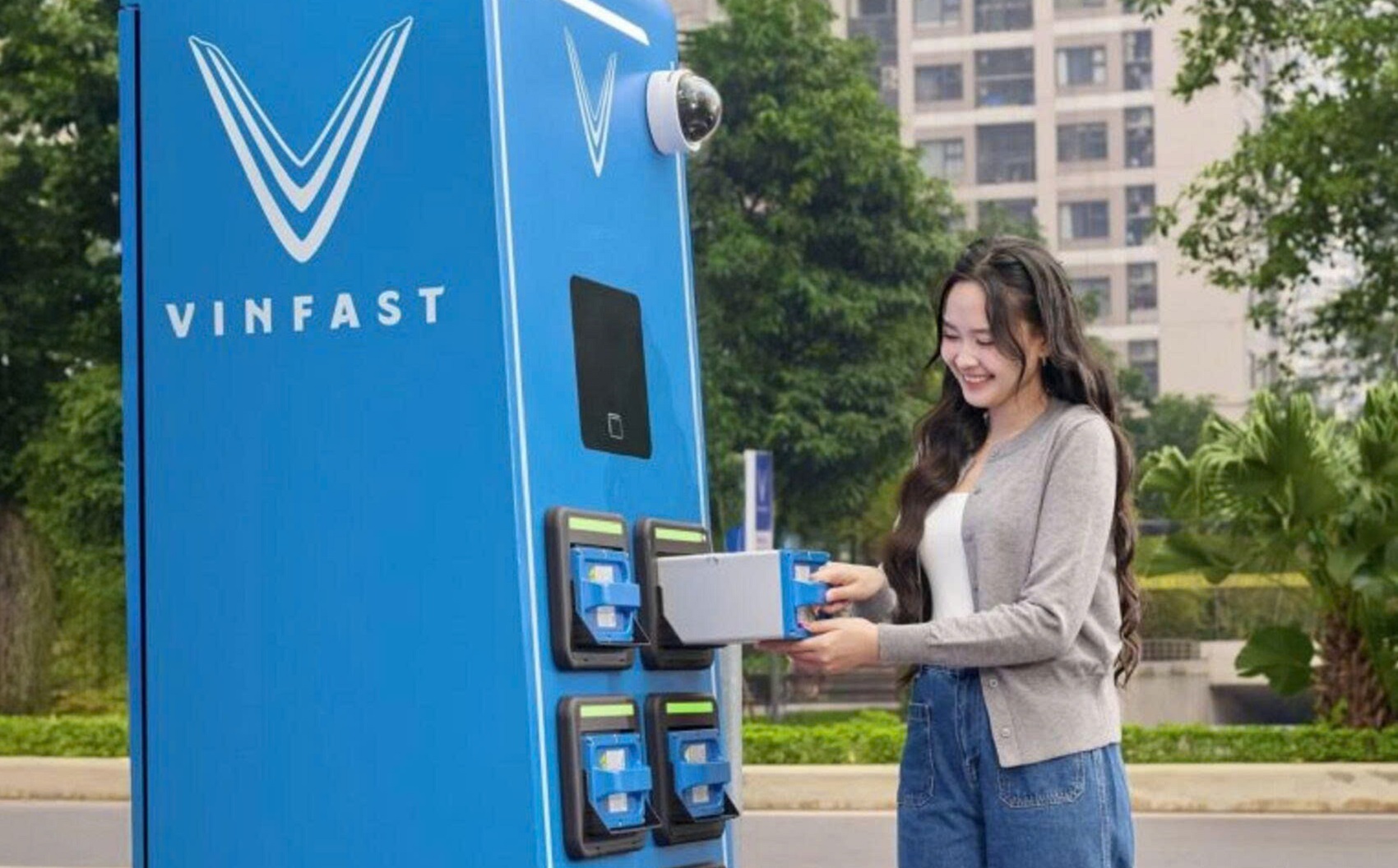 V-Green hợp tác EVNHANOI triển khai 10.000 tủ đổi pin xe máy điện