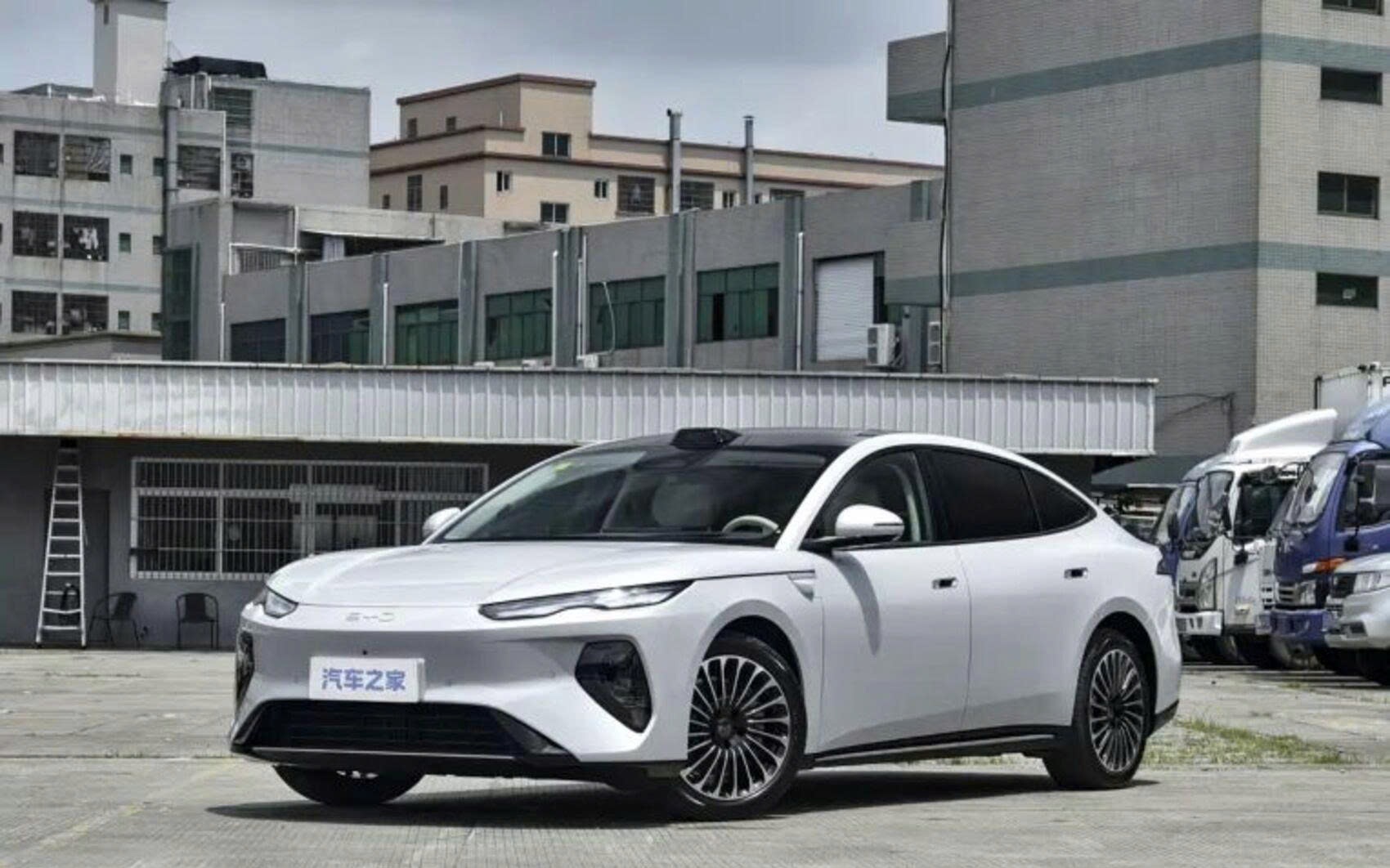 BYD Seal 08 ra mắt: Bản điện chạy 905 km/sạc, giá từ 762 triệu đồng