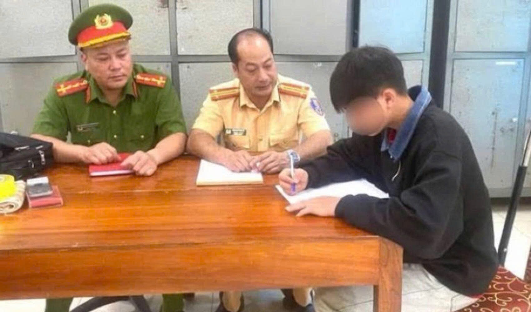Bố bị phạt 9 triệu đồng vì con 15 tuổi đi xe máy bốc đầu trên đường