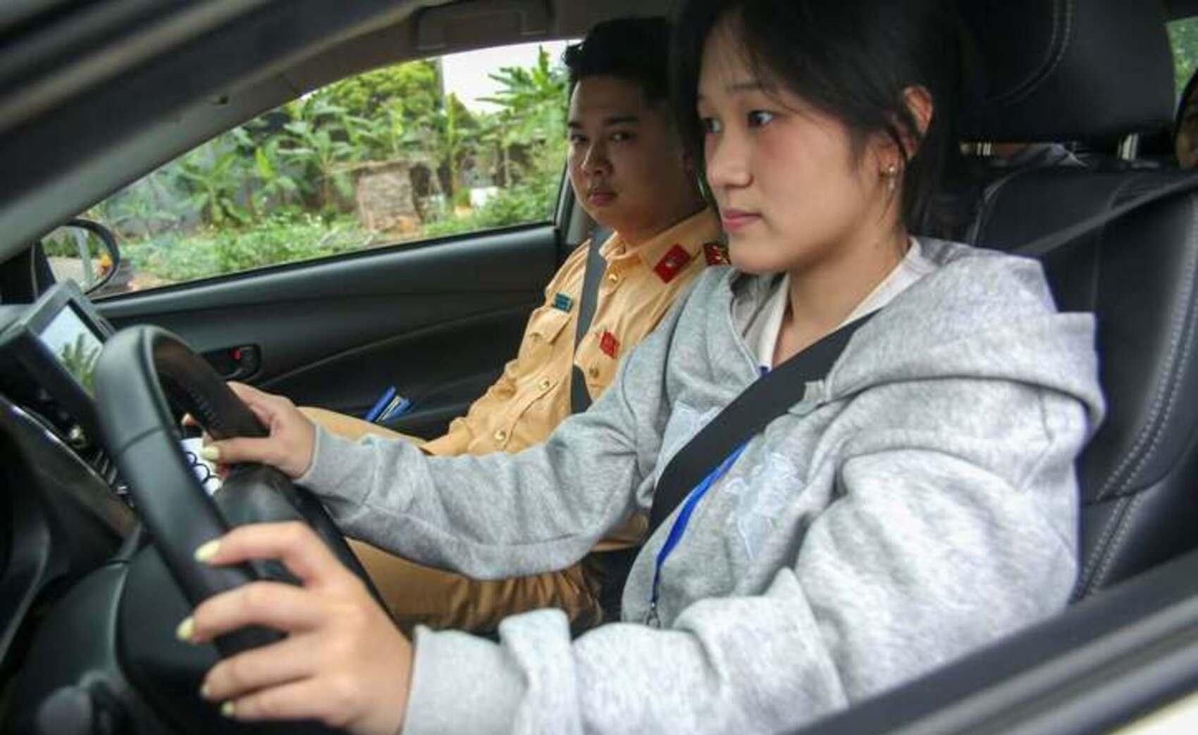 Thi bằng lái ô tô bổ sung bài vượt xe, chuyển làn trên đường trường