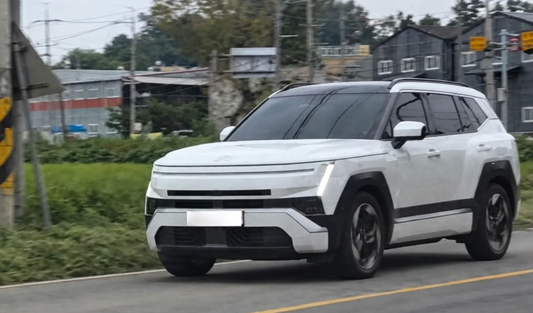 Hyundai Tucson thế hệ mới lộ ảnh thực tế: Kích thước lớn hơn, ngoại hình góc cạnh, "lột xác" hoàn toàn