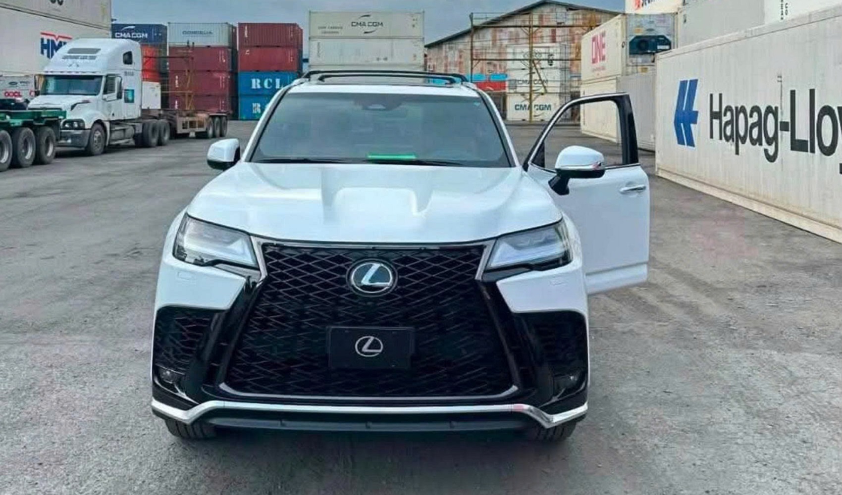 Lexus LX 700h đầu tiên về Việt Nam: SUV hybrid mạnh 457 mã lực, bản F Sport thể thao