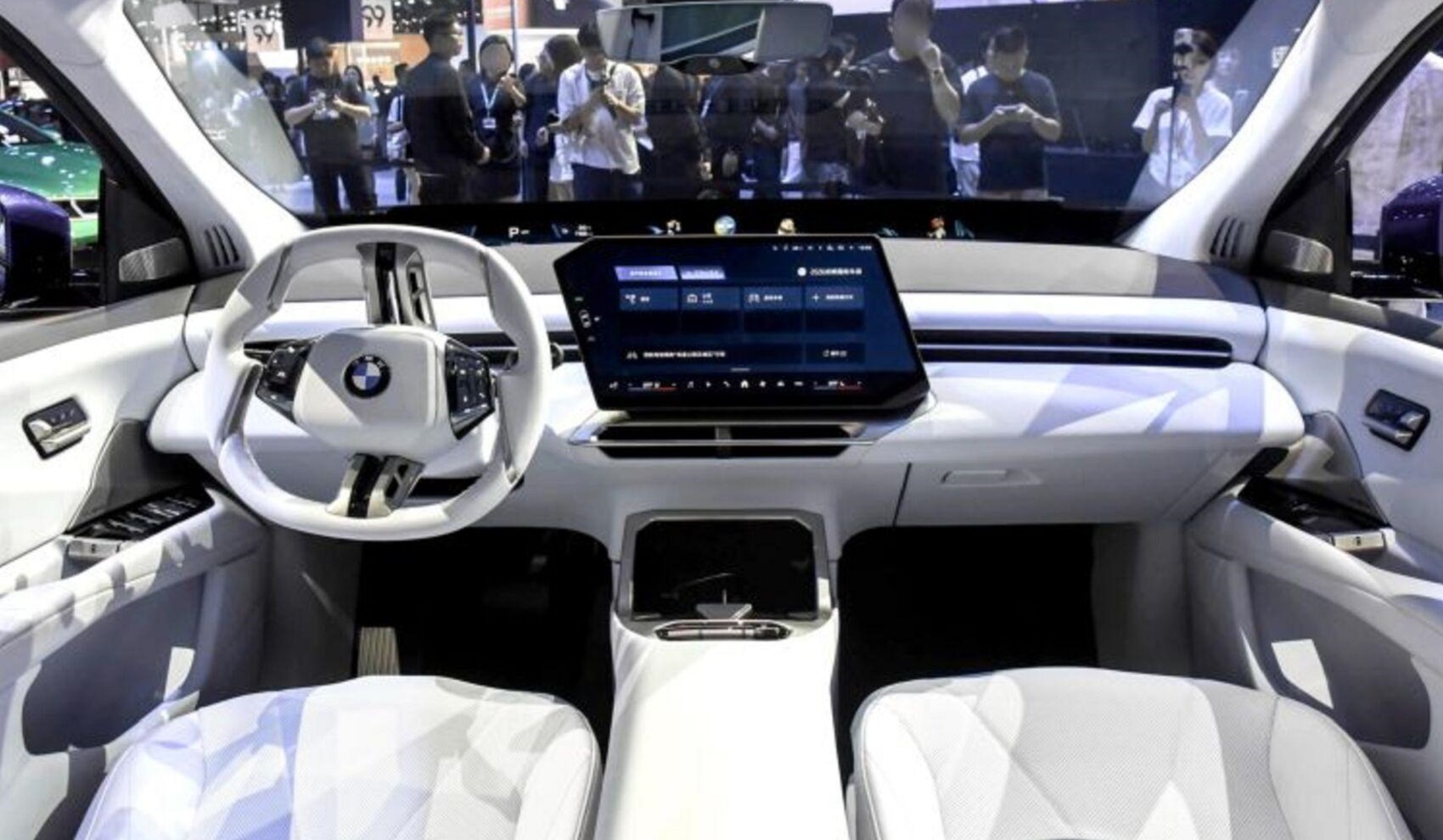 BMW bỏ nút bấm vật lý trên iX3 mới, chuyển hết sang điều khiển giọng nói và cảm ứng