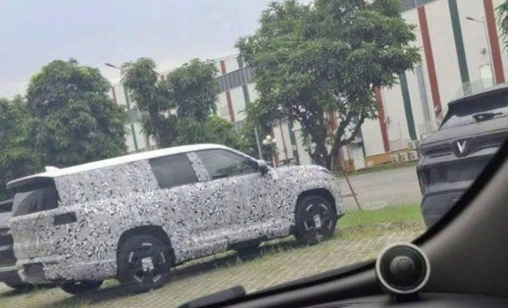 Mẫu SUV cỡ lớn xuất hiện tại nhà máy VinFast là xe mới hay là VF 9 thế hệ mới