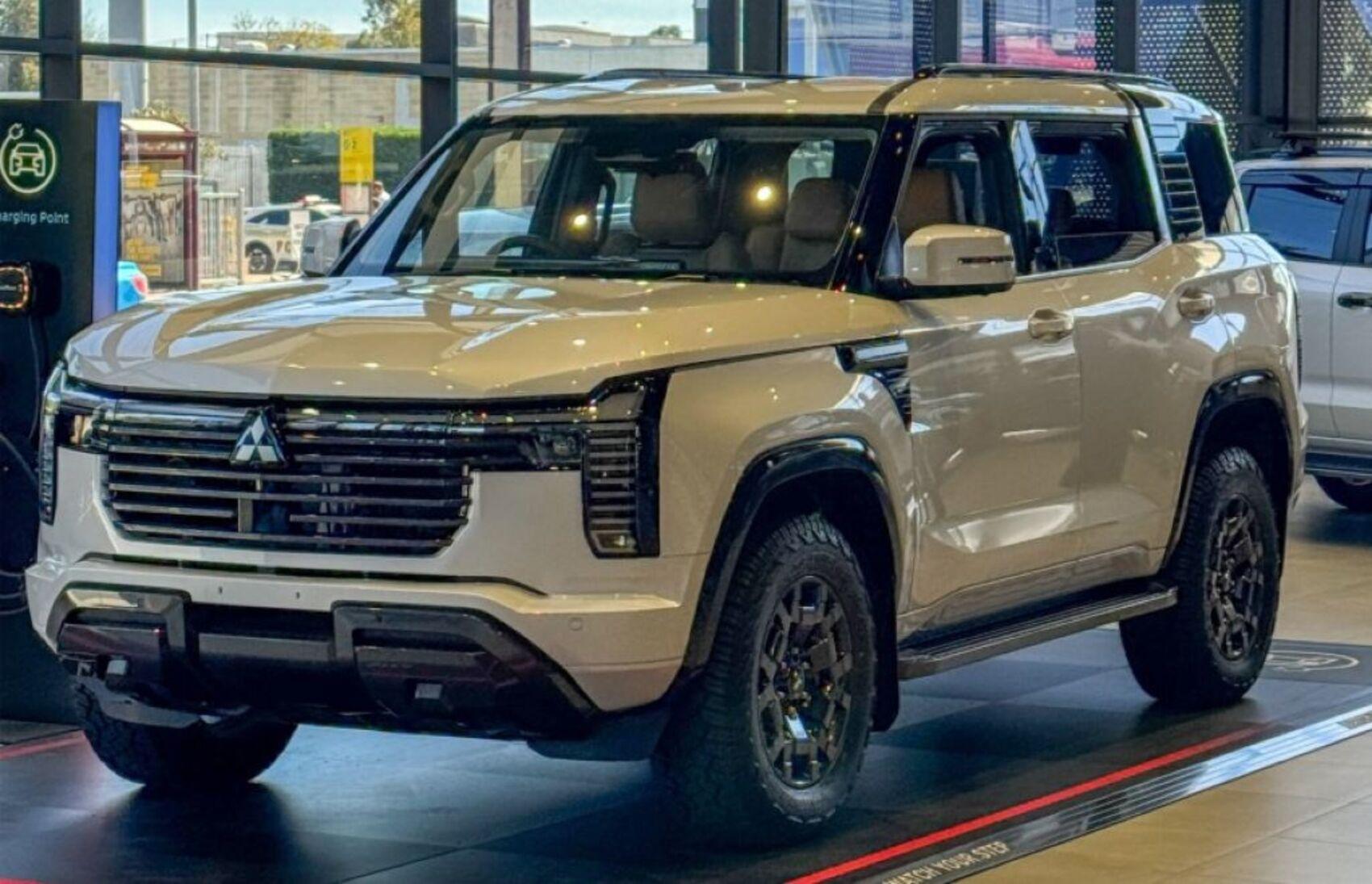 Cận cảnh Mitsubishi Pajero 2026 tại đại lý: Ba phiên bản, giá từ 1,29 tỷ đồng