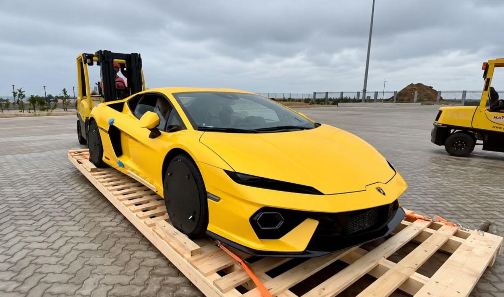 Đại gia Cường Đô La gây chú ý khi dùng Lamborghini Temerario 30 tỷ đồng làm quà tặng khách mua nhà