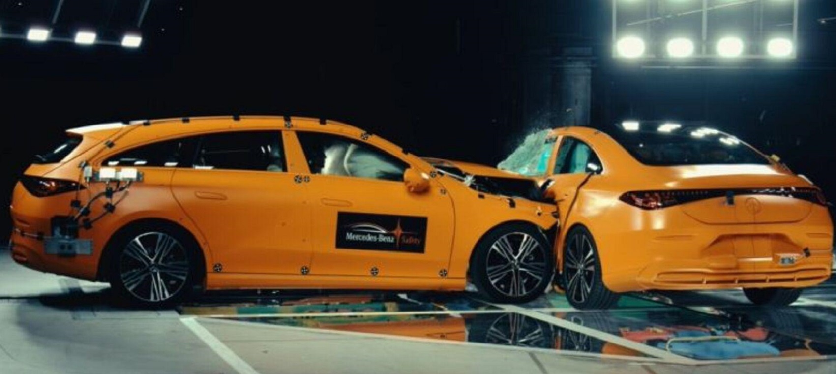 Mercedes-Benz thử nghiệm va chạm hai xe CLA ở tốc độ 56 km/h: Kết quả có đủ chứng minh độ an toàn