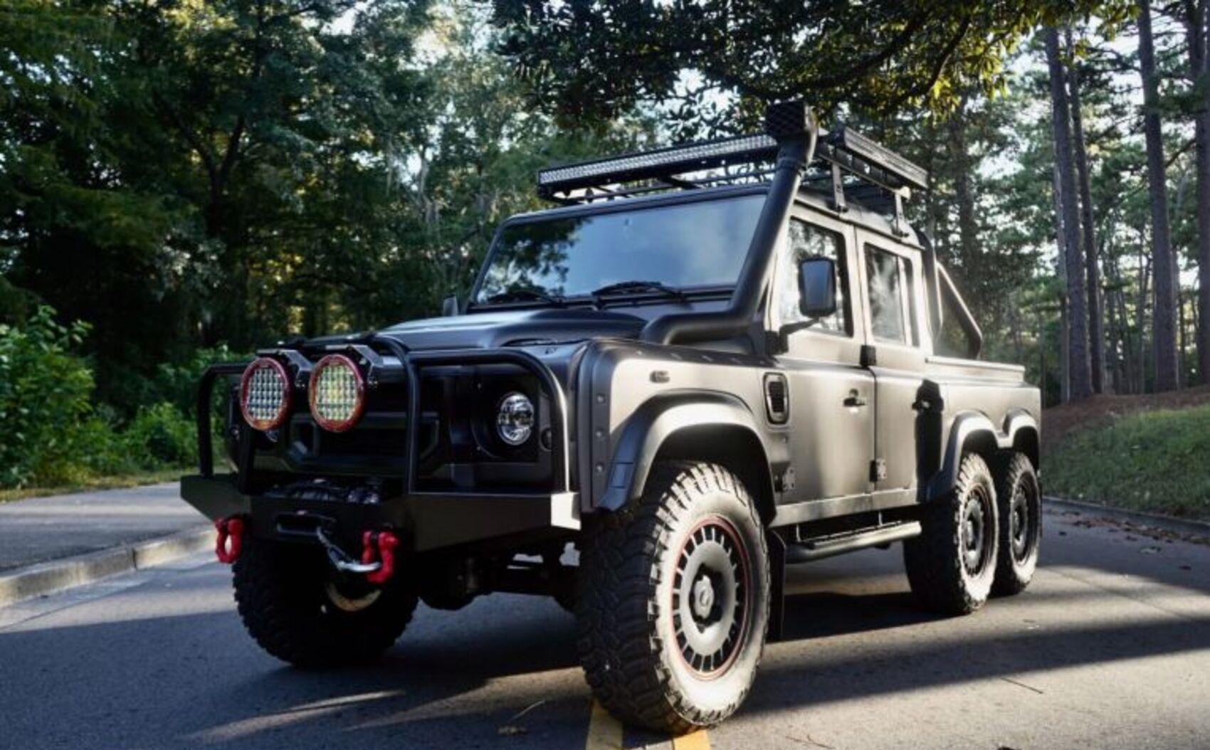 Land Rover Defender 1993 biến thành "quái thú" 6 bánh V8 700 mã lực giá gần 8 tỷ đồng