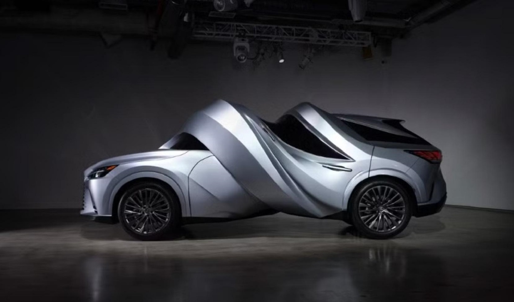 Lexus trình làng bộ đôi SUV điện hóa có thiết kế vặn xoắn và uốn cong vô cùng độc lạ