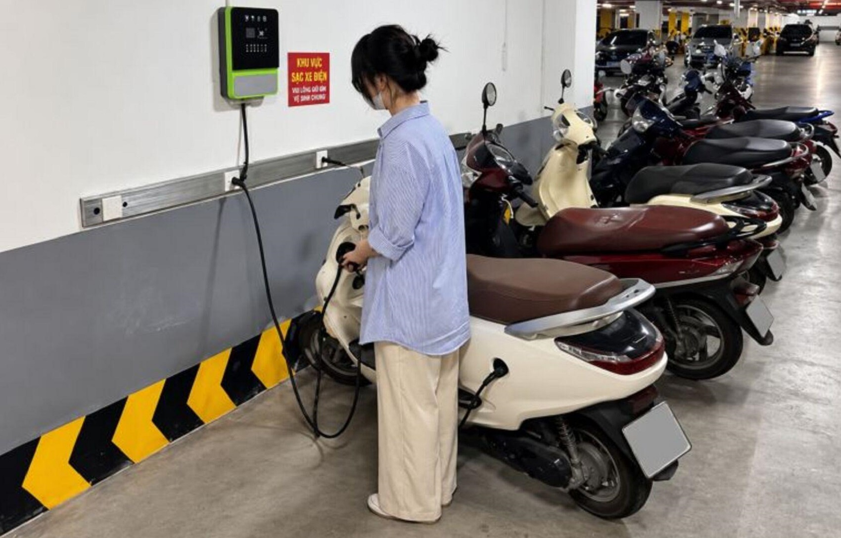 Xe máy điện phổ biến, bộ sạc hàng chục triệu đồng trở thành nỗi lo bị mất cắp