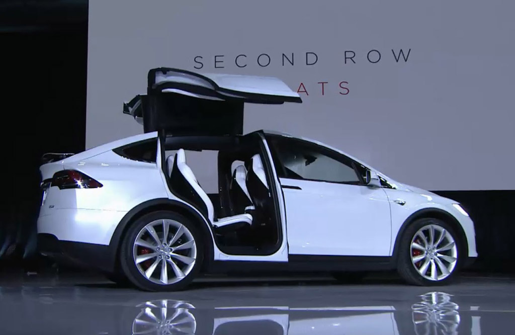 Màn ra mắt Tesla Model X bị chê “tơi tả”