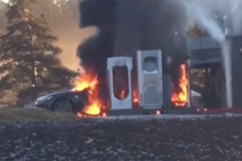 Tesla Model S cháy rụi bên trạm sạc