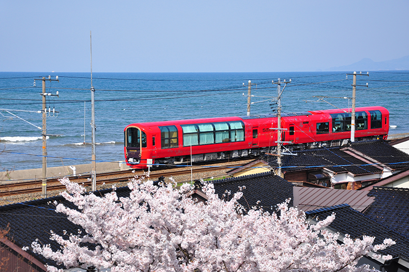 Ngắm cảnh đẹp Nhật Bản trên chuyến tàu “trong suốt”