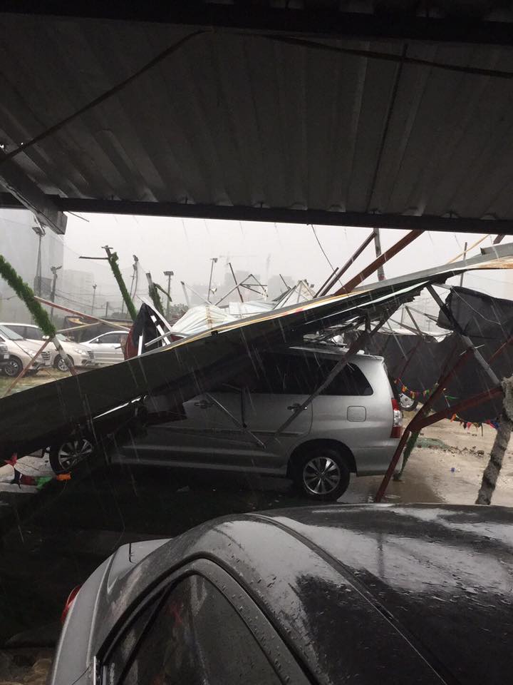 Nhiều ô tô bị cây đè trong gió bão