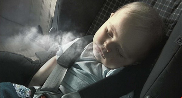 Cấm hút thuốc khi có trẻ em trên xe