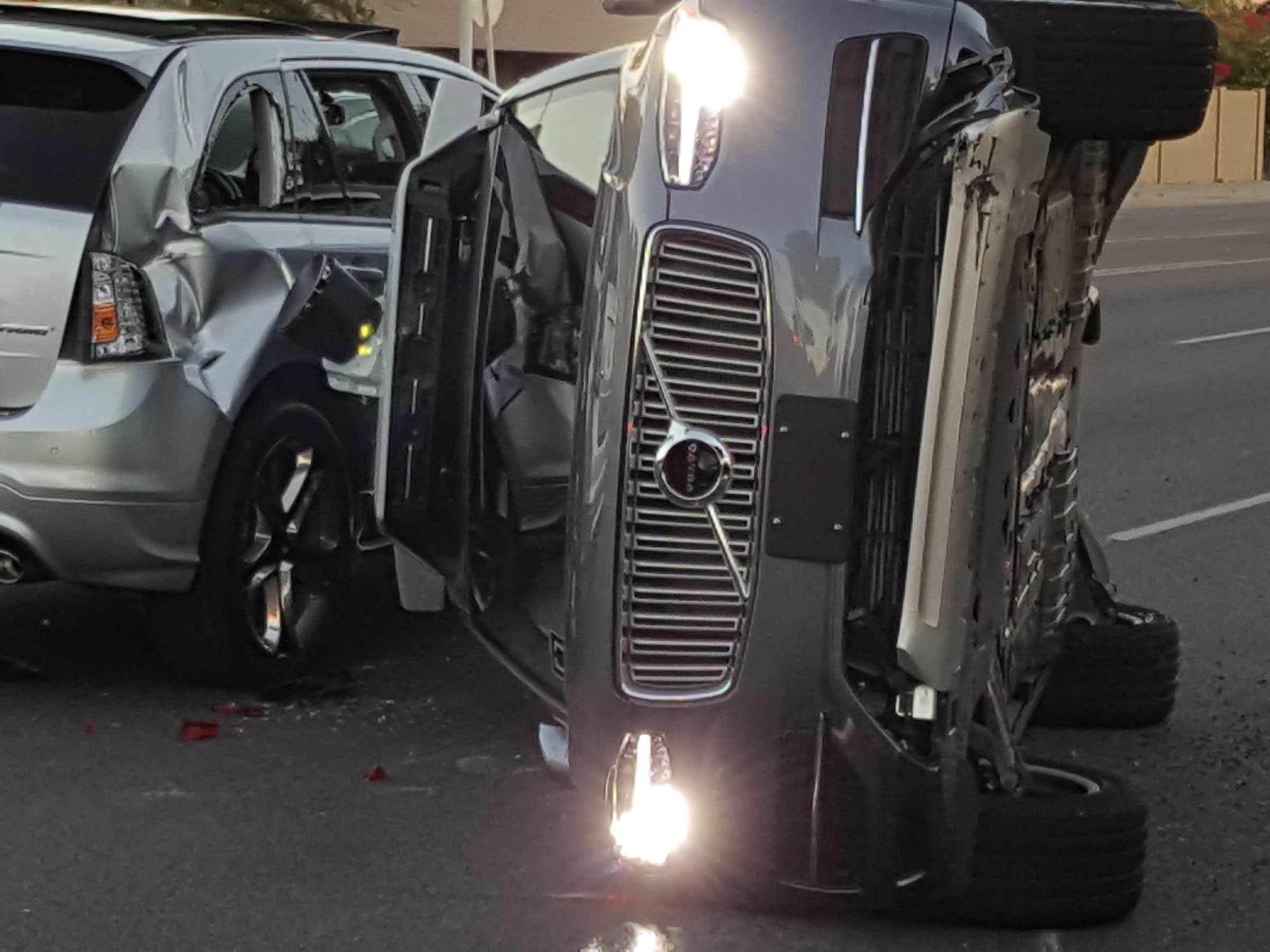 Uber hoãn dự án xe tự lái sau sự cố tai nạn