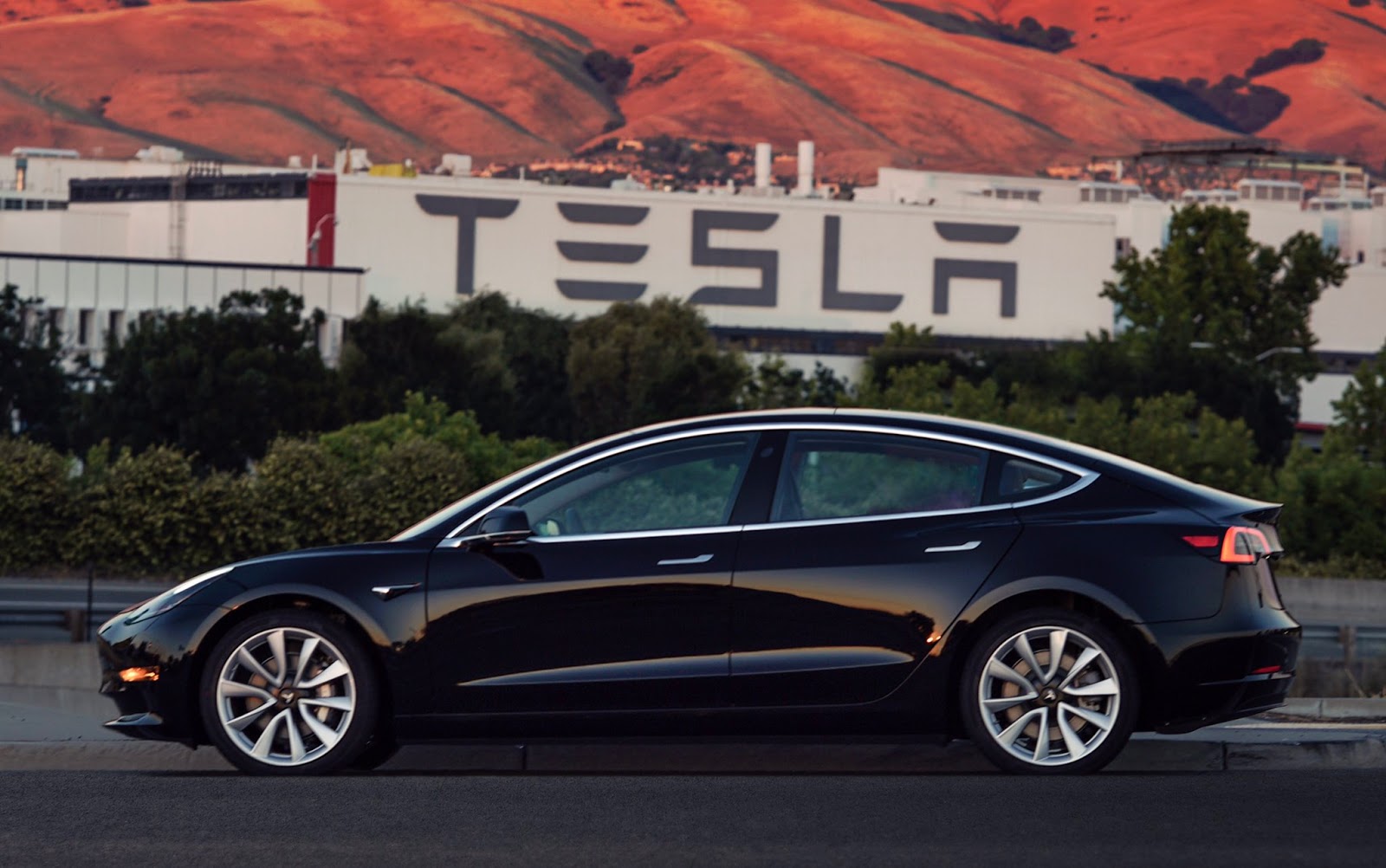 Xe điện Tesla Model 3 đầu tiên “ra lò”