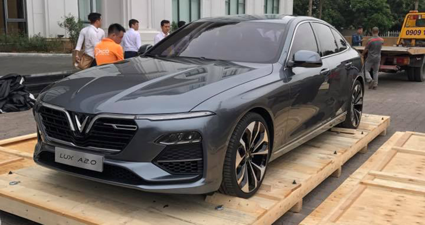 Xe sedan VinFast bất ngờ xuất hiện trước ngày được trưng bày tại Việt Nam