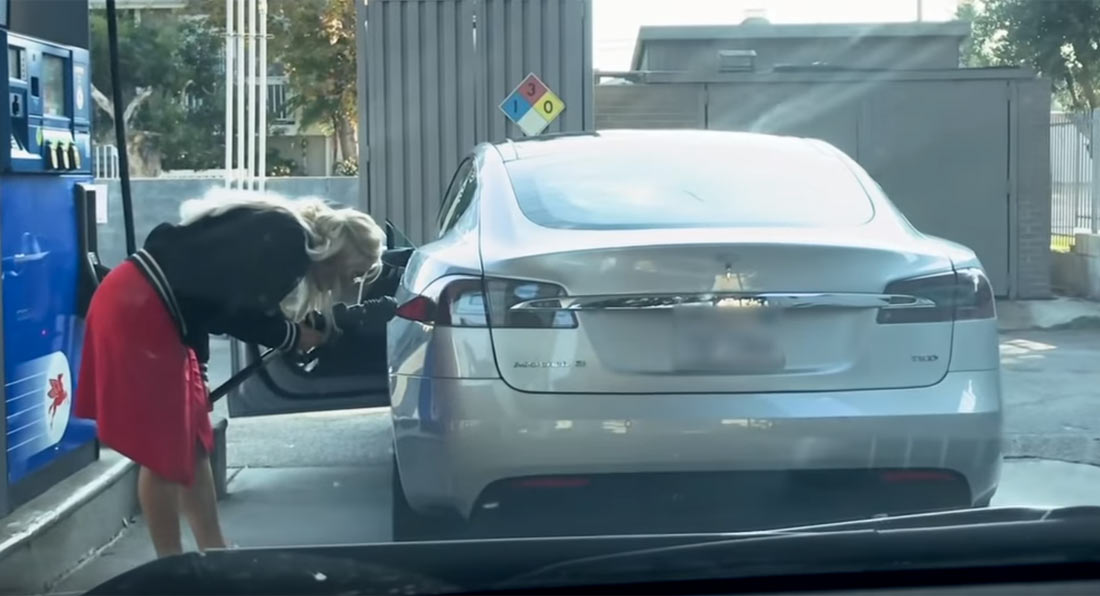 “Chết cười” với cô gái loay hoay đổ xăng cho xe điện Tesla