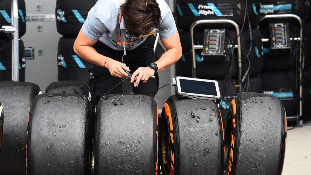 Lốp Pirelli cực mềm sẽ "bơm lửa" giải đua F1 2017