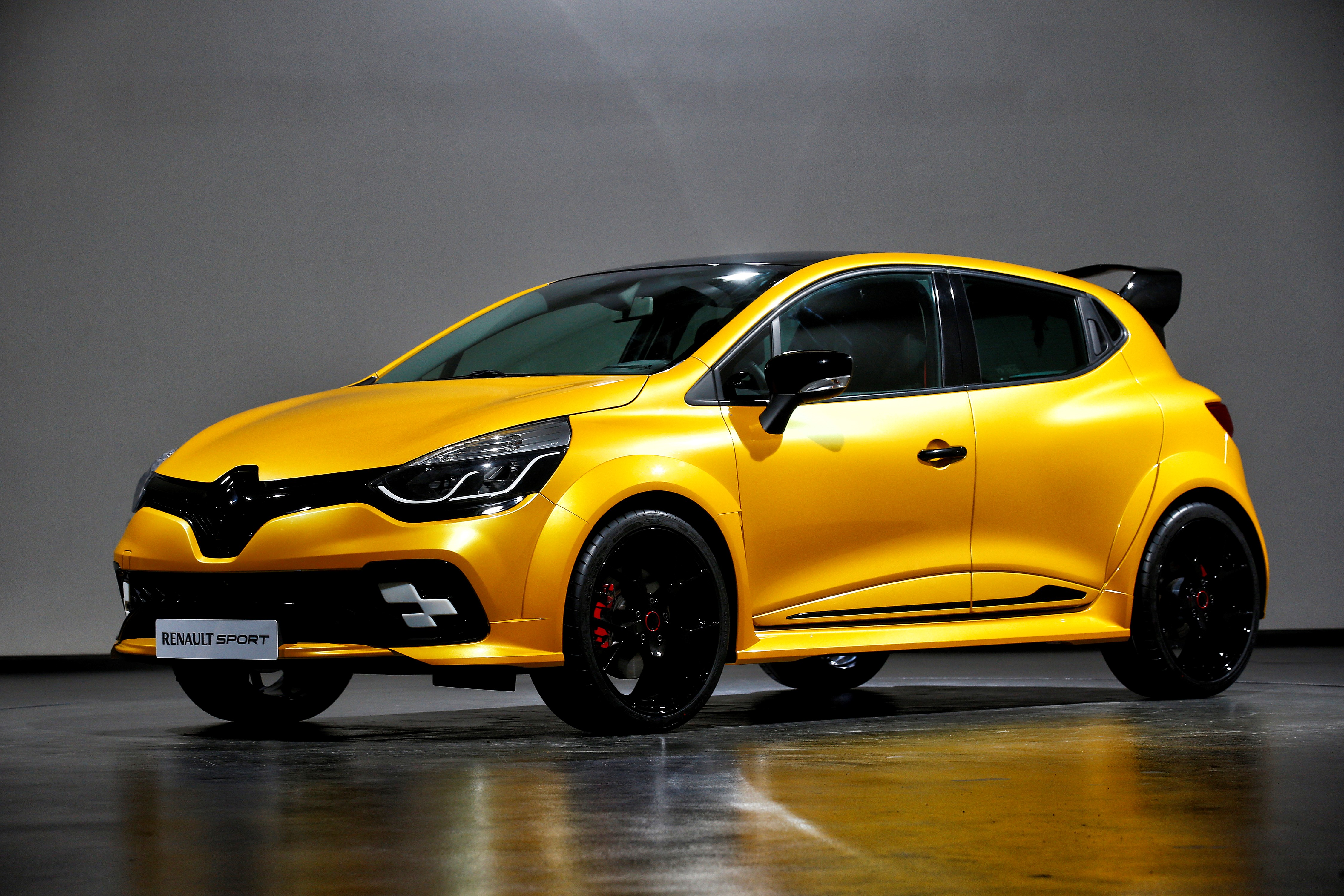 Renault kỷ niệm sự trở lại F1 bằng phiên bản đặc biệt của chiếc Clio RS