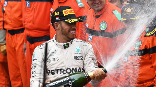 Lewis Hamilton thắng kịch tính khi đua phố