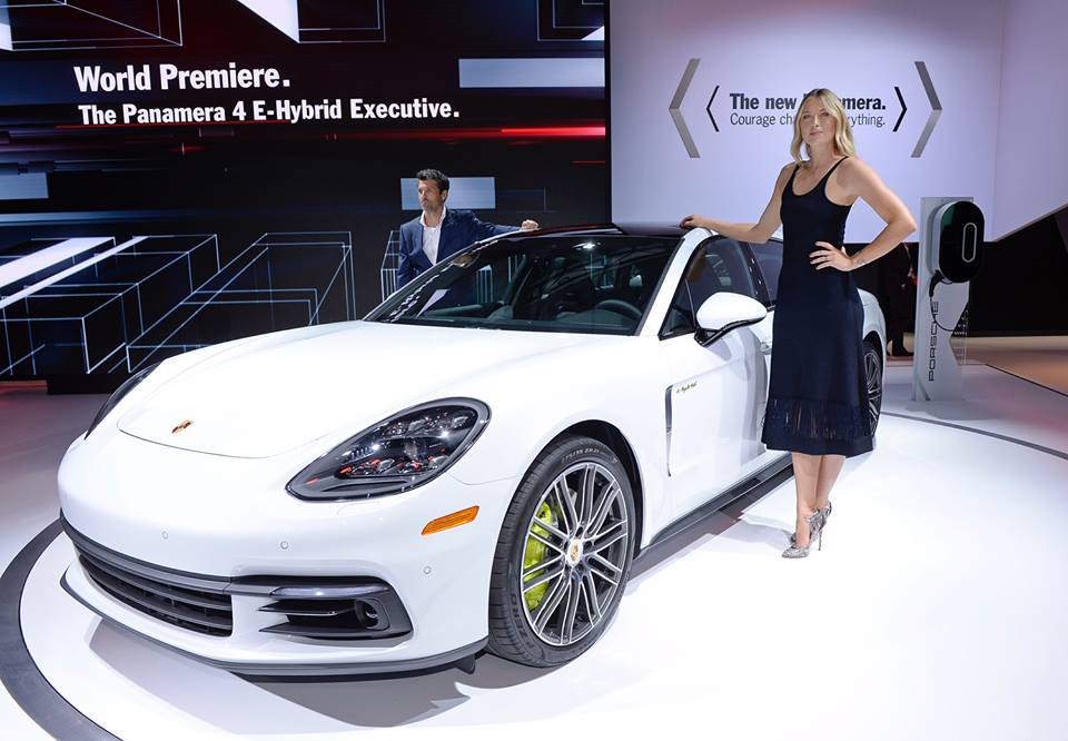 Panamera Executive và 911 RSR tỏa sáng gian trưng bày của Porsche