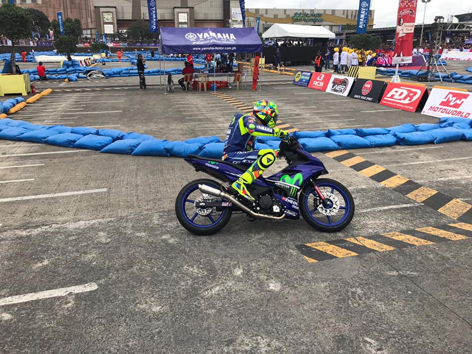 Rossi và Vinales biểu diễn với xe Yamaha Exciter tại Philippines