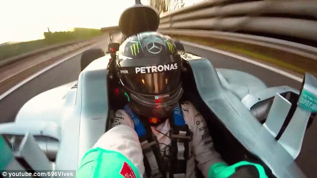 Nico Rosberg “selfie” khi điều khiển xe đua F1