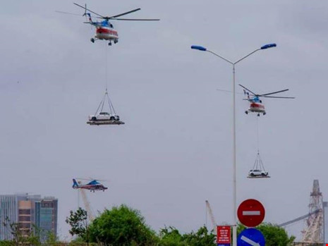 Lần đầu tiên trực thăng cẩu ô tô bay tại Vũng Tàu