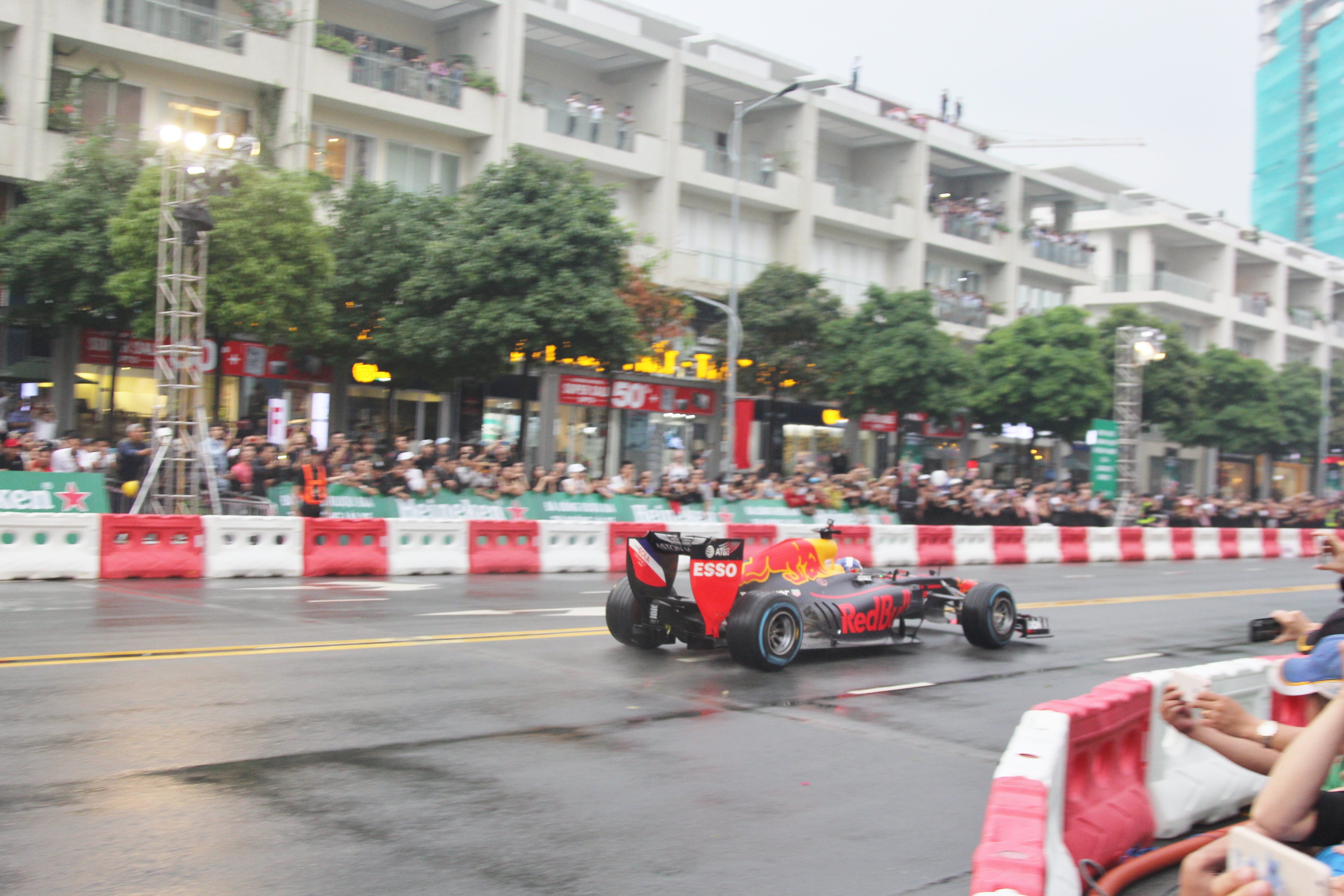 Xe đua F1 vẫy vùng trong mưa Sài Gòn