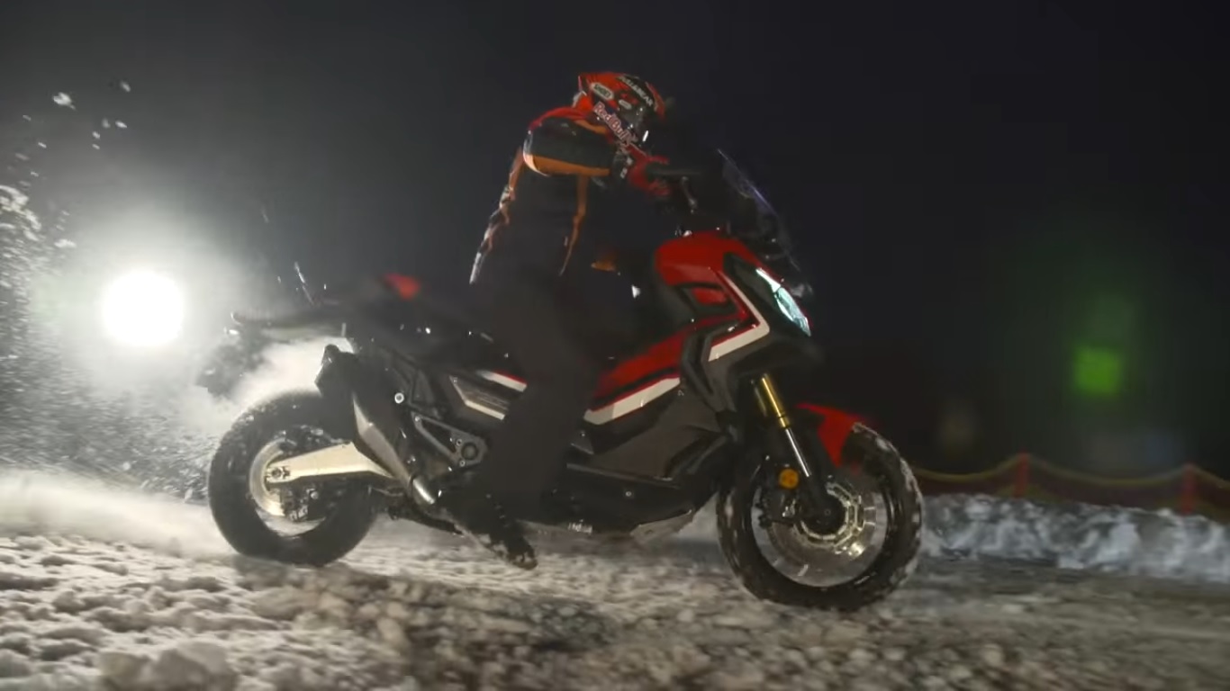 Marquez “đạp” tuyết cùng mẫu tay ga adventure Honda X-ADV