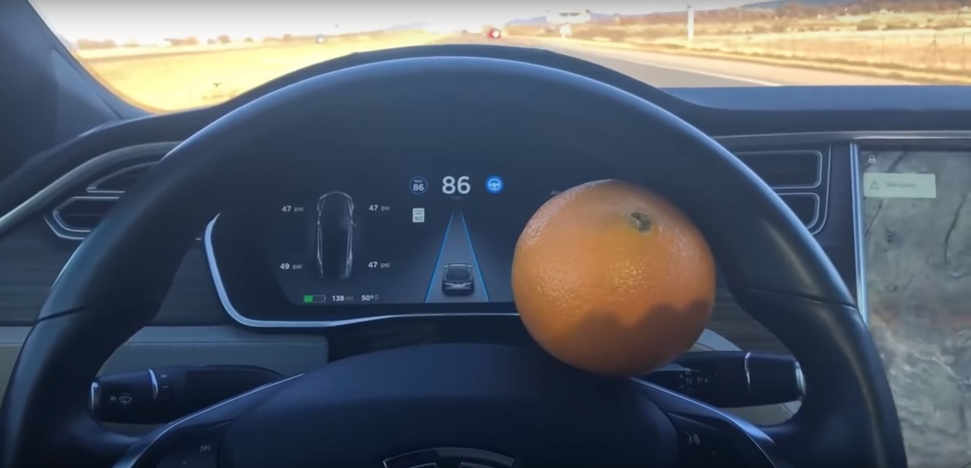 Hack Tesla thành xe tự lái bằng… quả cam