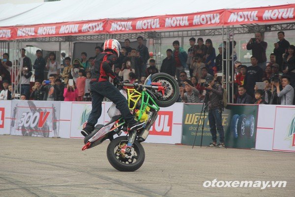 Motul-Stunt-Fest 201615.jpg SVĐ Mỹ Đình “sôi sục” với những màn trình diễn tại Motul Stunt Fest 2016