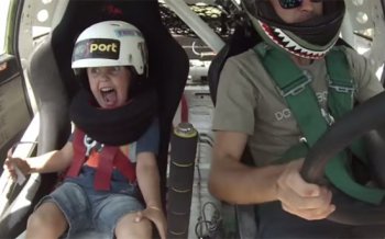 Cậu bé 5 tuổi phấn khích cực độ khi cùng cha drift xe