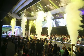 Xem "ảo" khắp ngóc ngách show diễn thời trang Mercedes-Benz Việt Nam