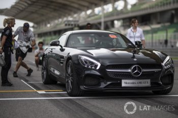 Hamilton ngẫu hứng cầm lái chiếc Mercedes-AMG GT S tại đường đua Sepang