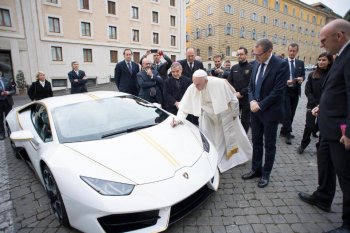 Giáo hoàng Francis dùng xe Lamborghini tặng làm từ thiện