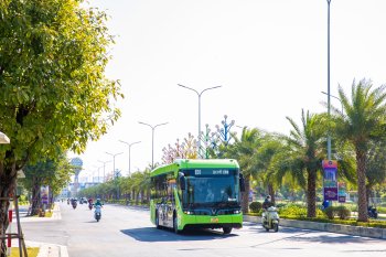 Xe buýt điện VinBus tham gia vận tải công cộng Hà Nội