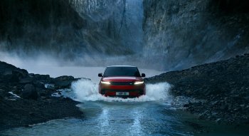 Range Rover Sport chinh phục thử thách vượt đập tràn có lưu lượng nước 750 tấn/phút